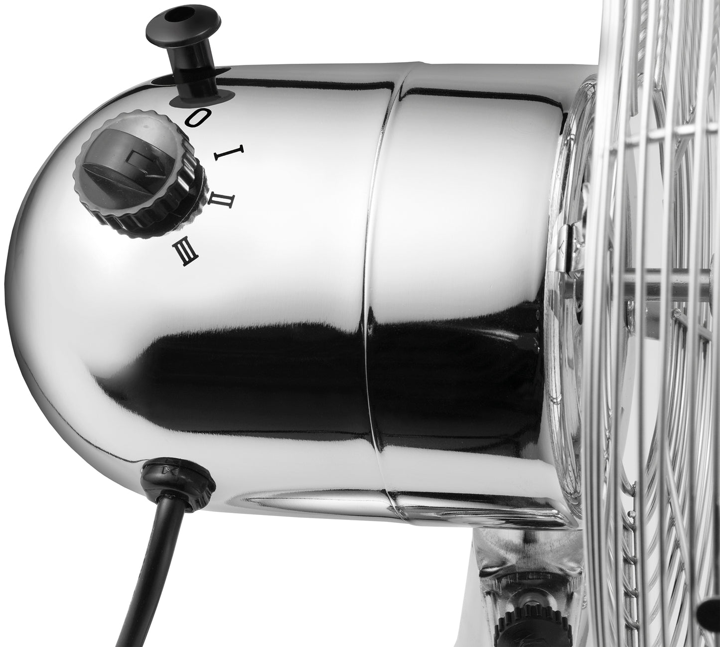 Nahaufnahme des Unold TISCHVENTILATOR CHROME. Hervorzuheben sind die metallische Oberfläche, der Leistungs- und Geschwindigkeitsregler (Einstellungen 0, I, II, III), das schwarze Netzkabel und ein Abschnitt des Drahtgitters über den Ventilatorflügeln.