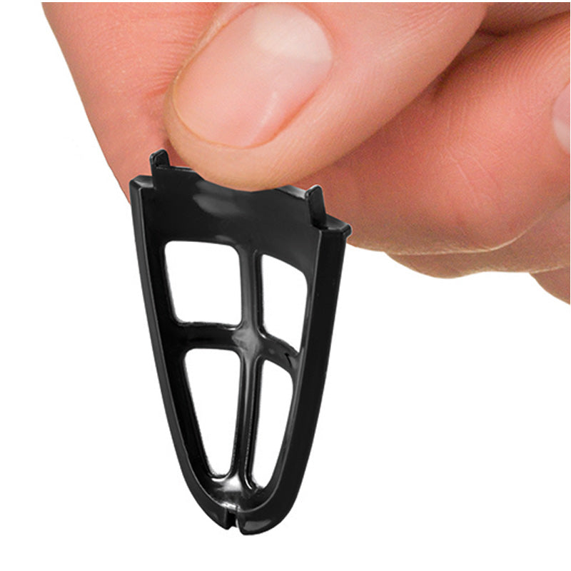 Eine Nahaufnahme einer Hand, die den Unold Kalkfilter für BLITZKOCHER 18555 hält, einen kleinen, schwarzen, leichten Kunststofffilter mit offener Gitterstruktur und abgerundeten Kanten.