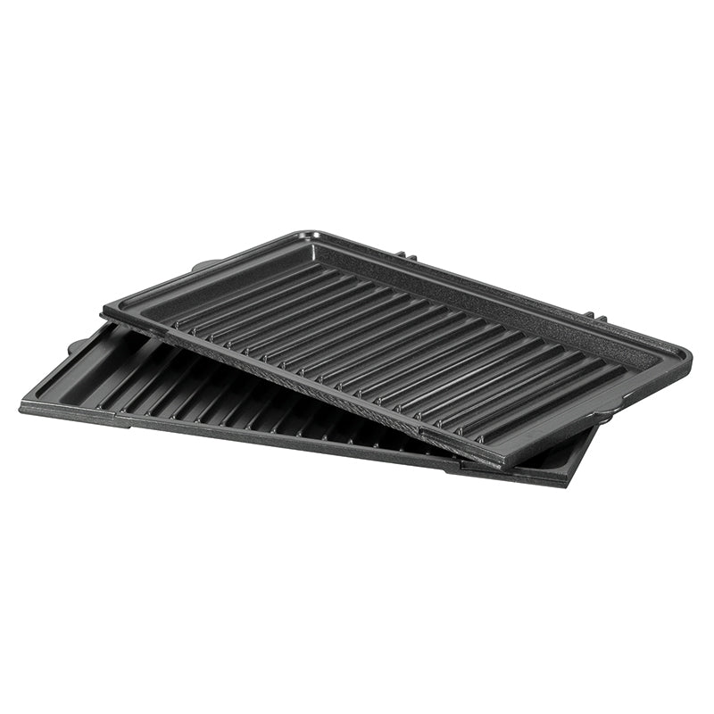 Zwei schwarze, rechteckige Unold Kontaktgrillplatten für MULTI 3 in 1 Onyx (einzeln) mit erhabenen Rippen sind leicht schräg auf weißem Untergrund gestapelt.