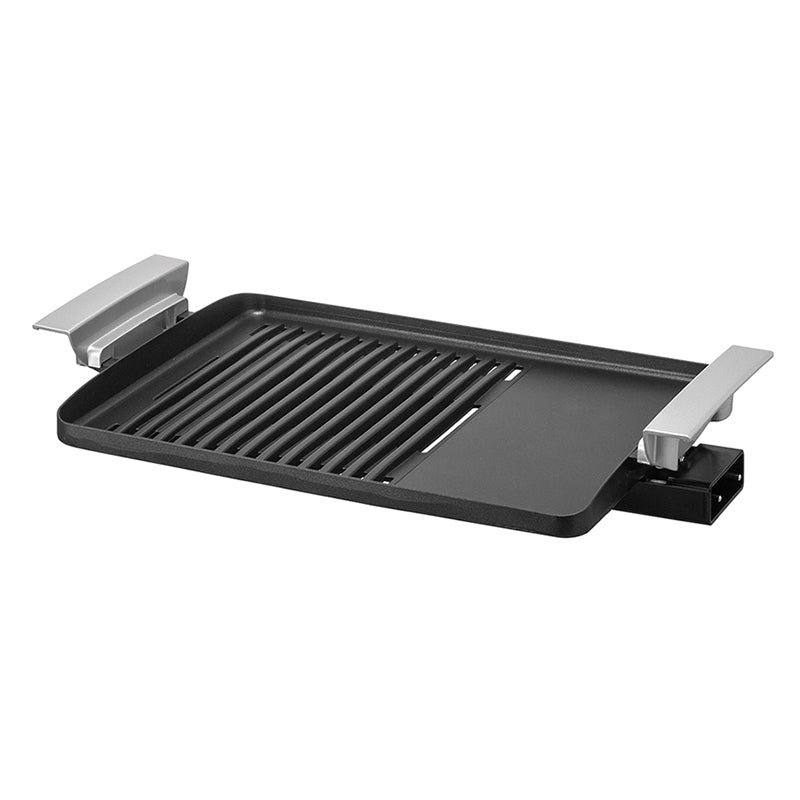 Die Unold Grillplatte mit Heizung für BARBECUE-GRILL Edel 58535 ist eine rechteckige elektrische Grillplatte mit schwarzer Antihaftbeschichtung, einer geriffelten Grillseite, einer flachen Seite und silbernen Griffen an jedem Ende.