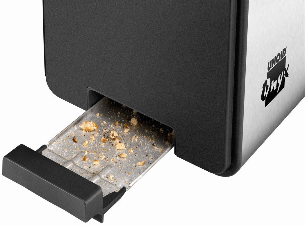 Der Unold Toaster Onyx Duplex verfügt über ein schwarzes Edelstahlgehäuse mit sichtbarem Logo und einer teilweise herausziehbaren Krümelschublade aus Metall, in der verstreute Brotkrümel zu sehen sind.