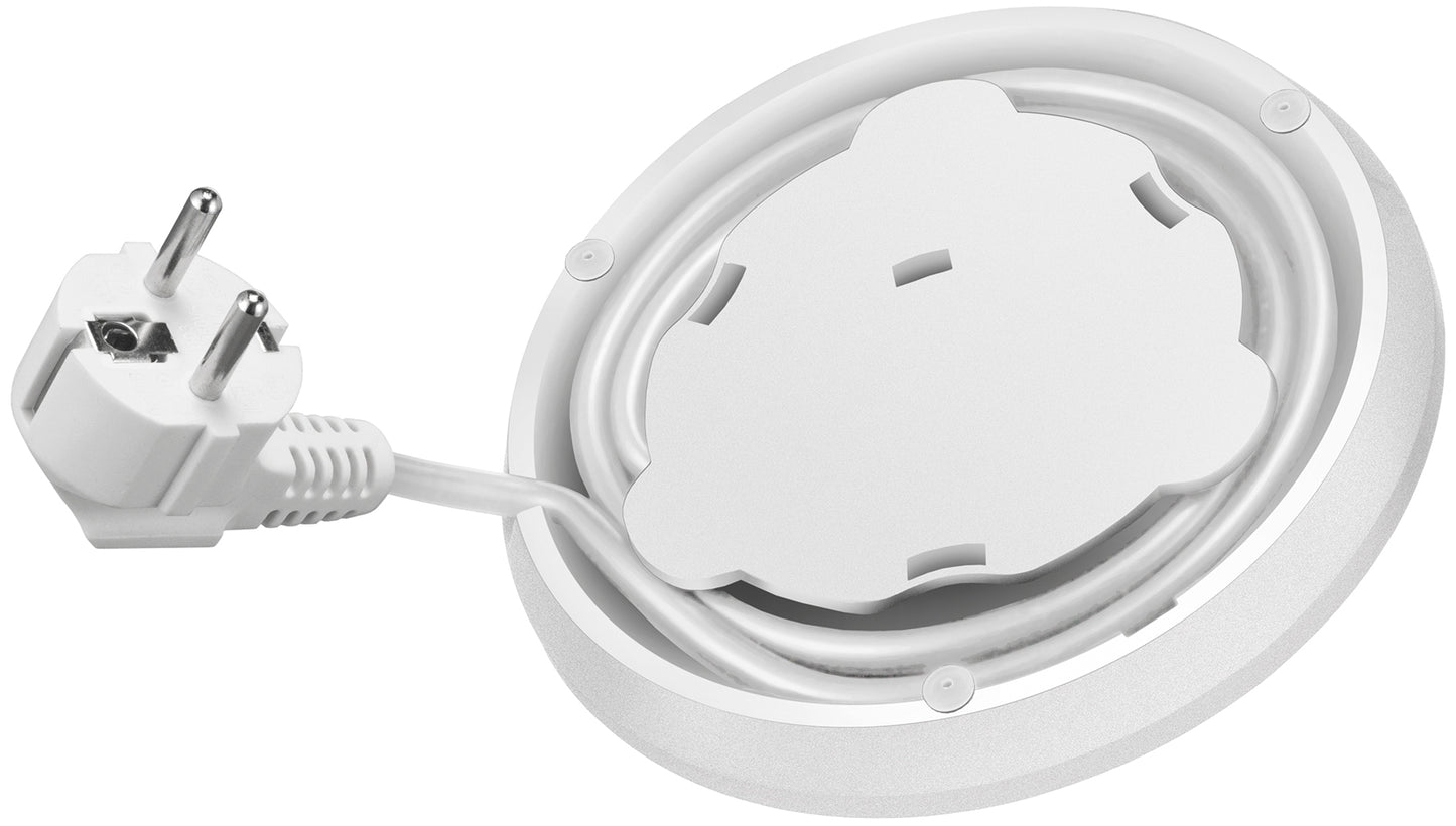 Der Unold Blitzkocher Edel 1,5 l verfügt über einen weißen europäischen Stecker mit zwei Stiften an einem Spiralnetzkabel, das ordentlich um seinen glatten, runden weißen Sockel gewickelt ist.