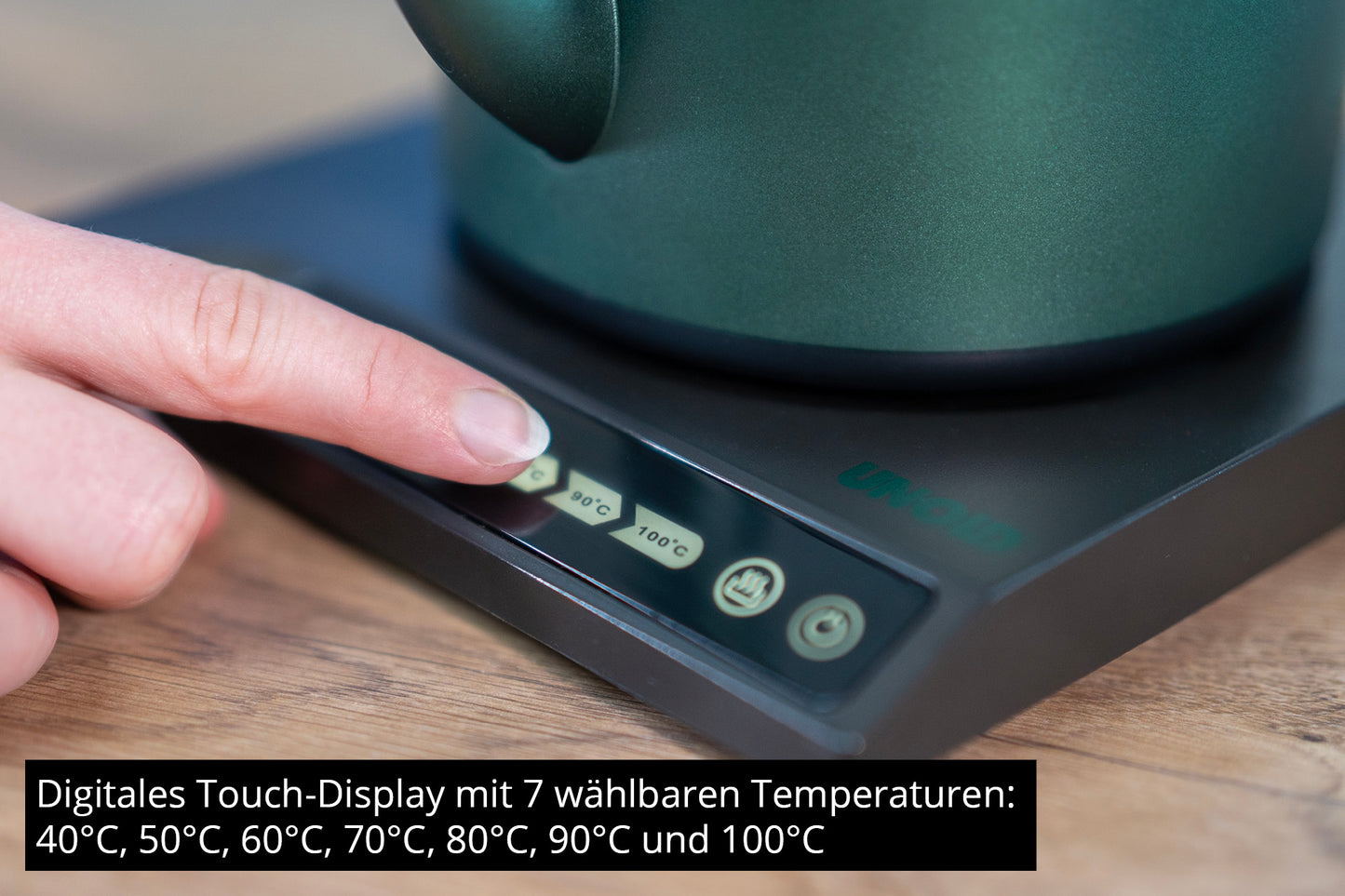 Auf dem digitalen Touch-Display des Unold Blitzkocher Jade Wasserkochers lässt sich per Fingerdruck eine von sieben Temperaturen (40°C–100°C) auswählen. Deutscher Text hebt die Funktionen hervor.