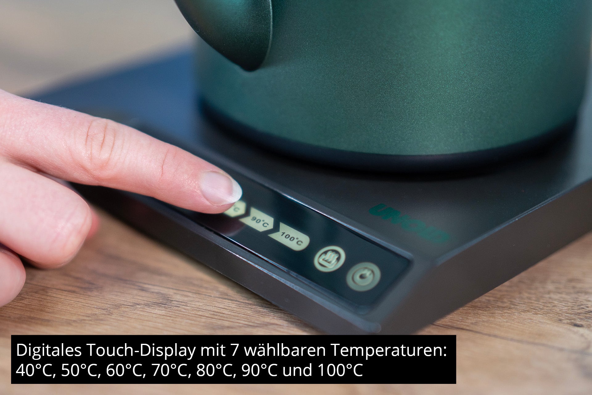 Auf dem digitalen Touch-Display des Unold Blitzkocher Jade Wasserkochers lässt sich per Fingerdruck eine von sieben Temperaturen (40°C–100°C) auswählen. Deutscher Text hebt die Funktionen hervor.