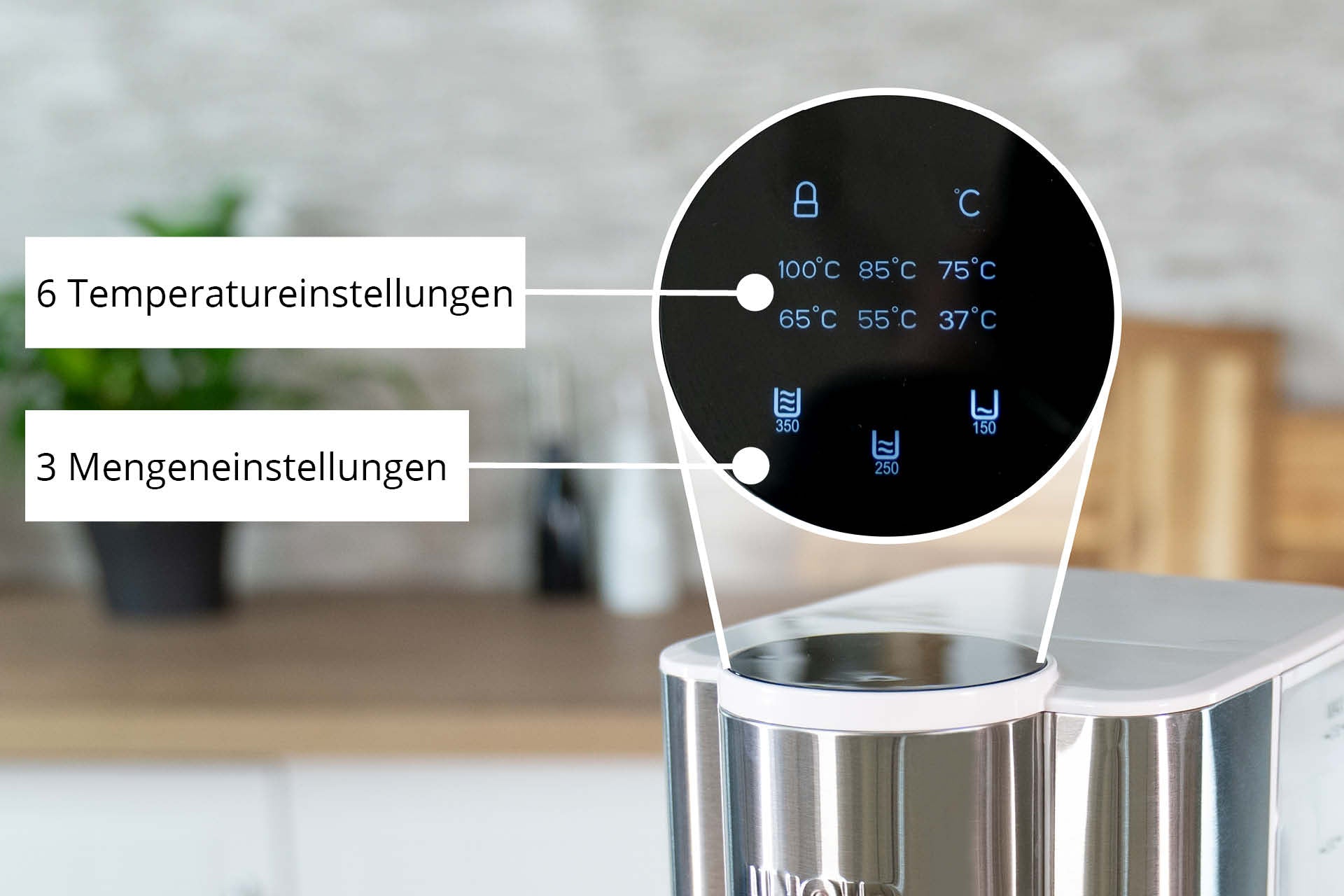 Nahaufnahme der digitalen Anzeige des Unold Express Heißwasserbereiters Ava in deutscher Sprache mit sechs Temperatureinstellungen (100 °C, 95 °C, 85 °C, 75 °C, 65 °C, 55 °C) und drei Volumenoptionen (250 ml, 350 ml, 500 ml).