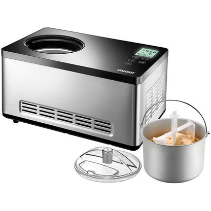 Die Unold Eismaschine Gusto inklusive Eisbuch 2 L ist eine Eismaschine aus Edelstahl mit Digitalanzeige. Auf dem Bild ist der transparente Deckel abgenommen und daneben steht die mit Eis gefüllte Rührschüssel aus Metall.