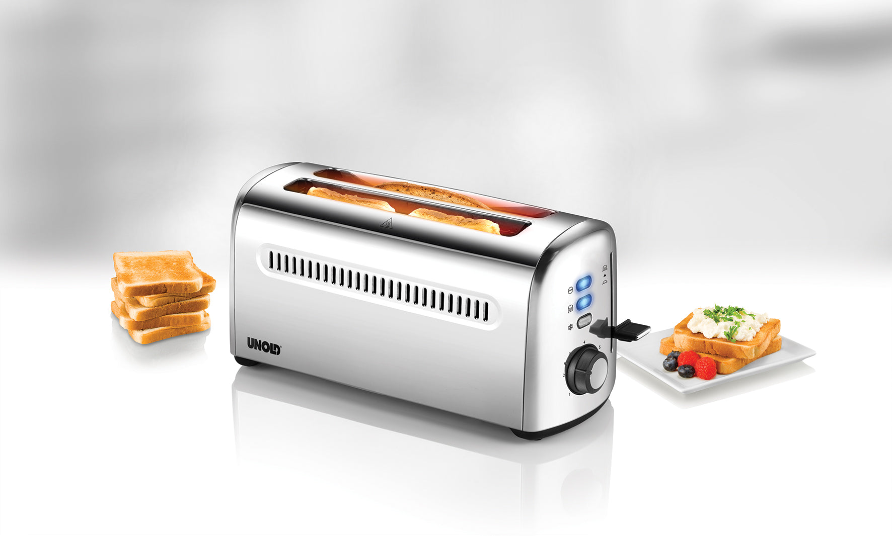 Der Unold Toaster 4er Retro ist mit zwei Brotscheiben im Inneren abgebildet, links ein Stapel Brot und rechts ein Teller mit Toast, Sahne, Kräutern und Beeren – alles vor weißem Hintergrund.