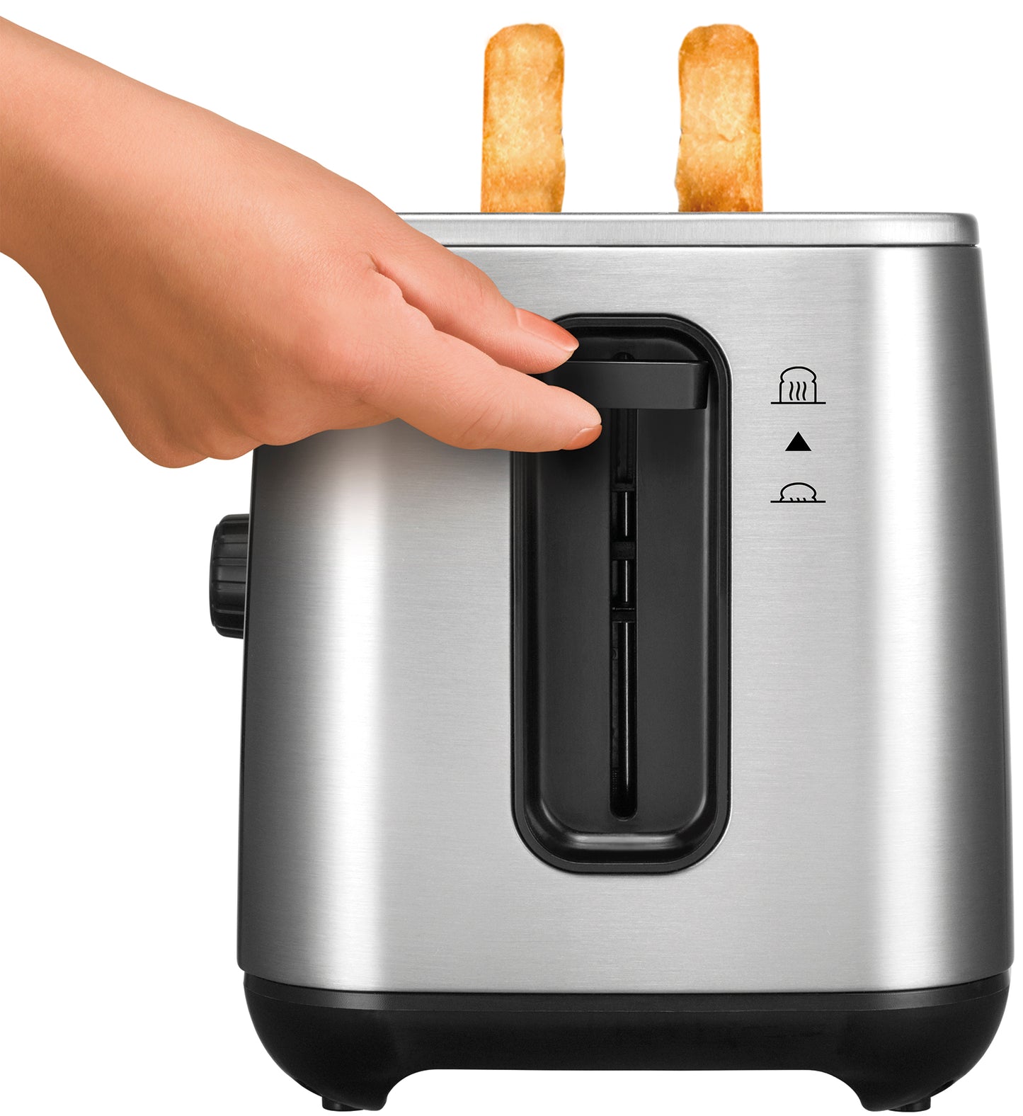 Beim Unold Turbo Toaster B-Ware drückt eine Hand den Hebel und senkt zwei Brotscheiben zum Toasten hinein.