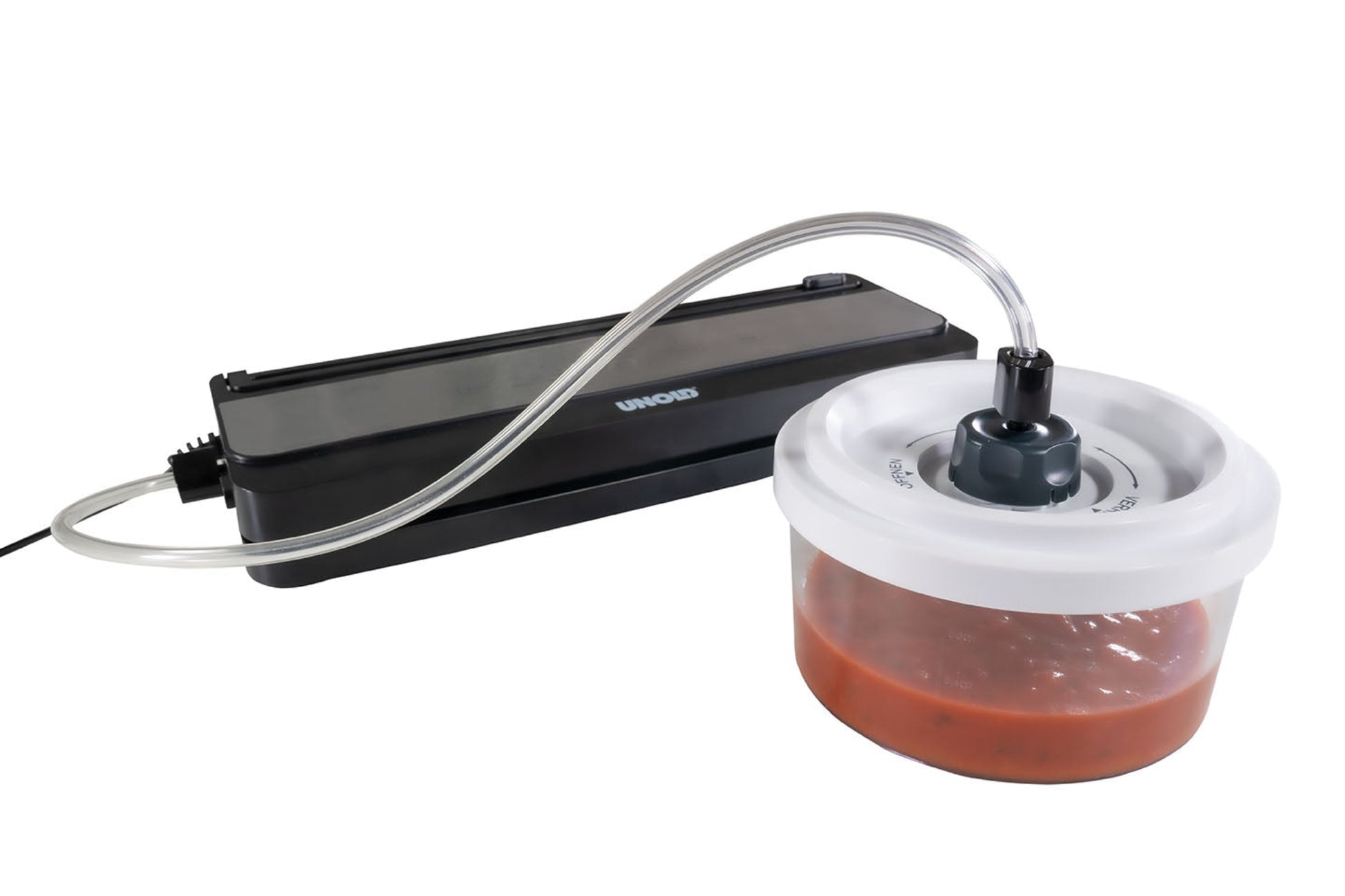 Der Unold Vakuumierer Food Saver Black ist über einen Schlauch mit einem runden Behälter mit roter Soße verbunden und demonstriert, wie er Lebensmittel zur Aufbewahrung vakuumversiegelt.