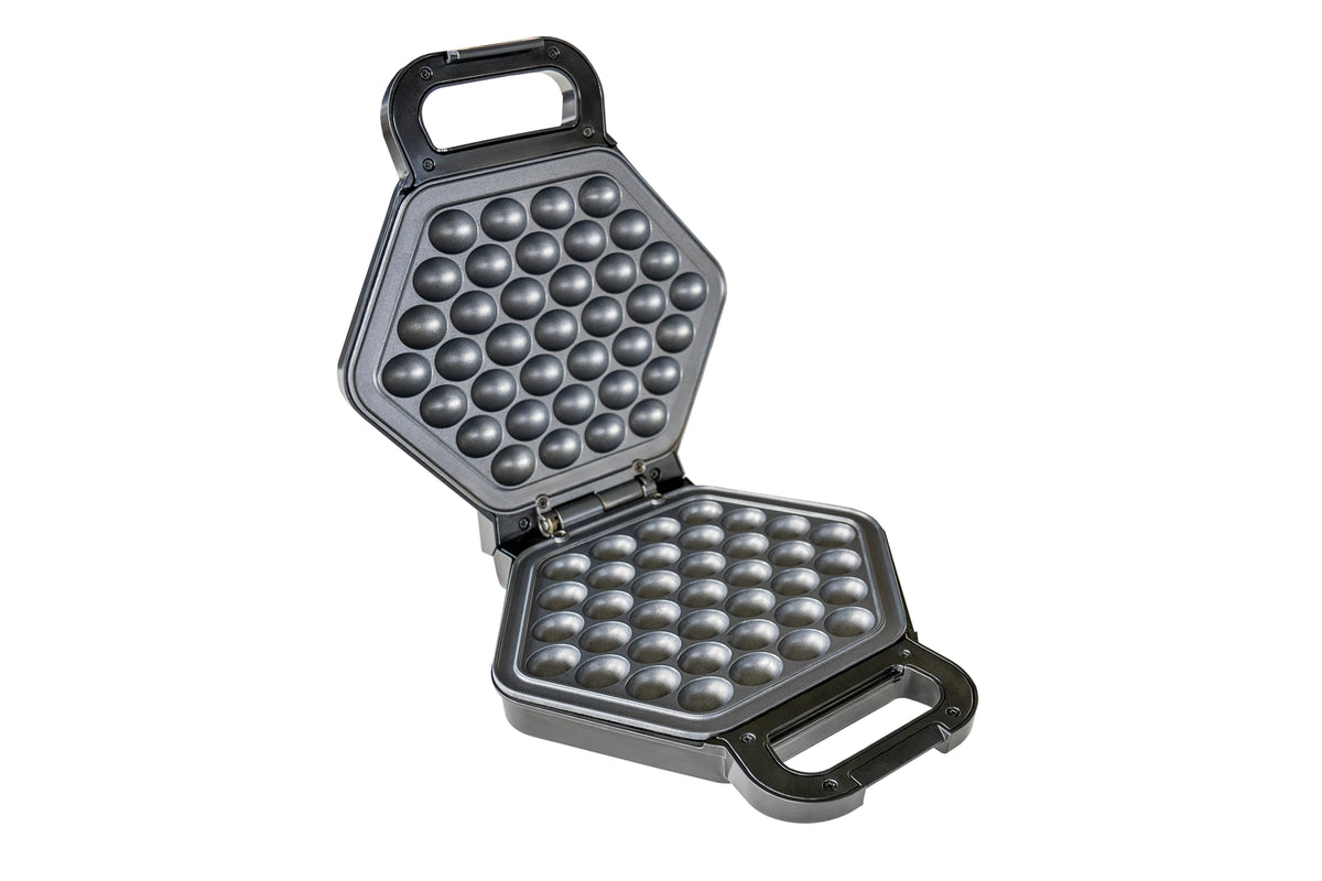 Der Unold Bubble Waffeleisen Bobby verfügt über offene, sechseckige Platten mit Reihen runder, erhabener Formen für blasenförmige Waffeln. Er hat schwarze Griffe und eine Antihaftbeschichtung für einfaches Waffelbacken.