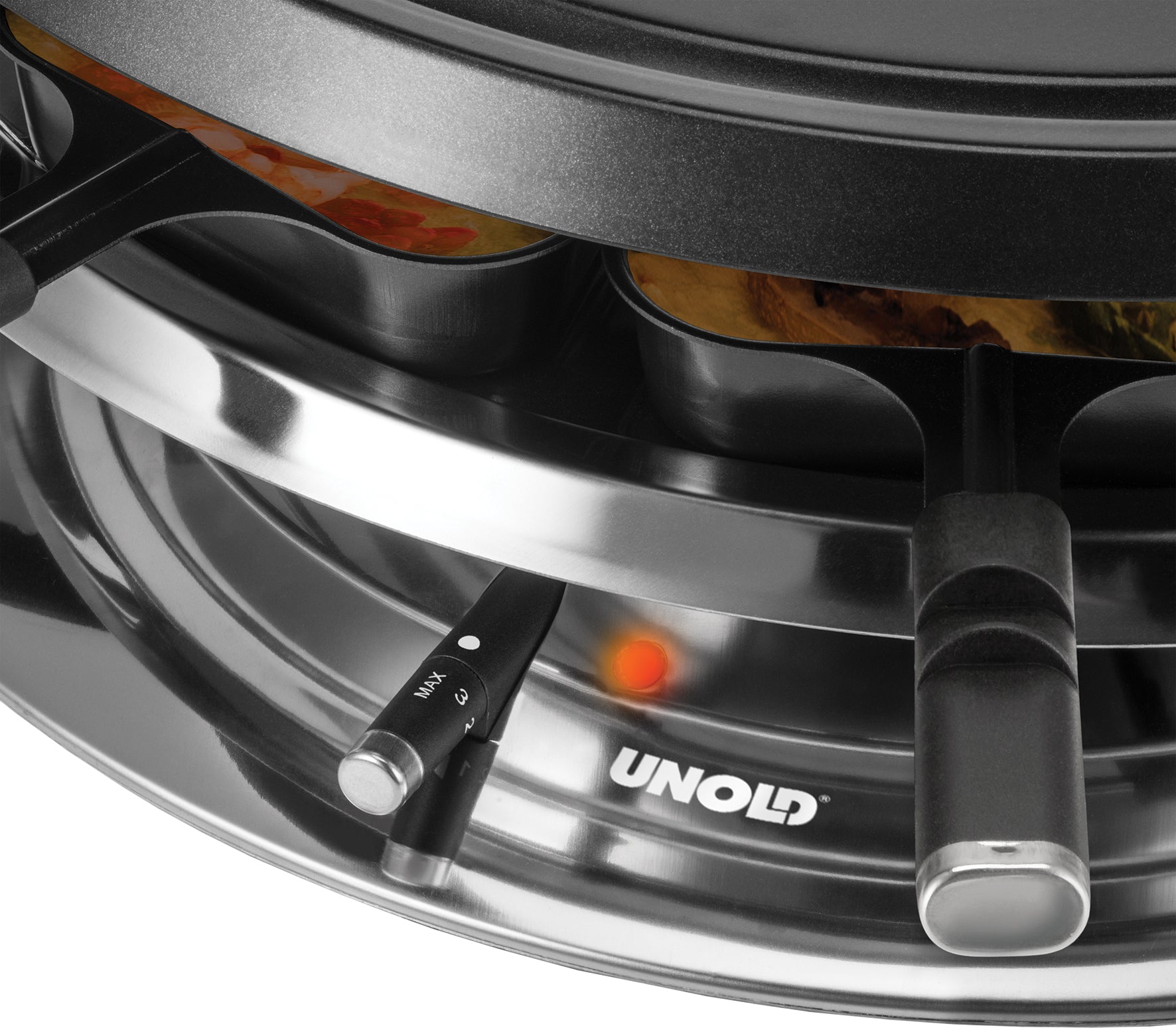 Nahaufnahme des Unold Raclette Multi 4 in 1 inklusive Raclette Buch mit einzelnen Pfännchen im Einsatz, leuchtender roter Anzeige und nach außen ragenden schwarzen Griffen.
