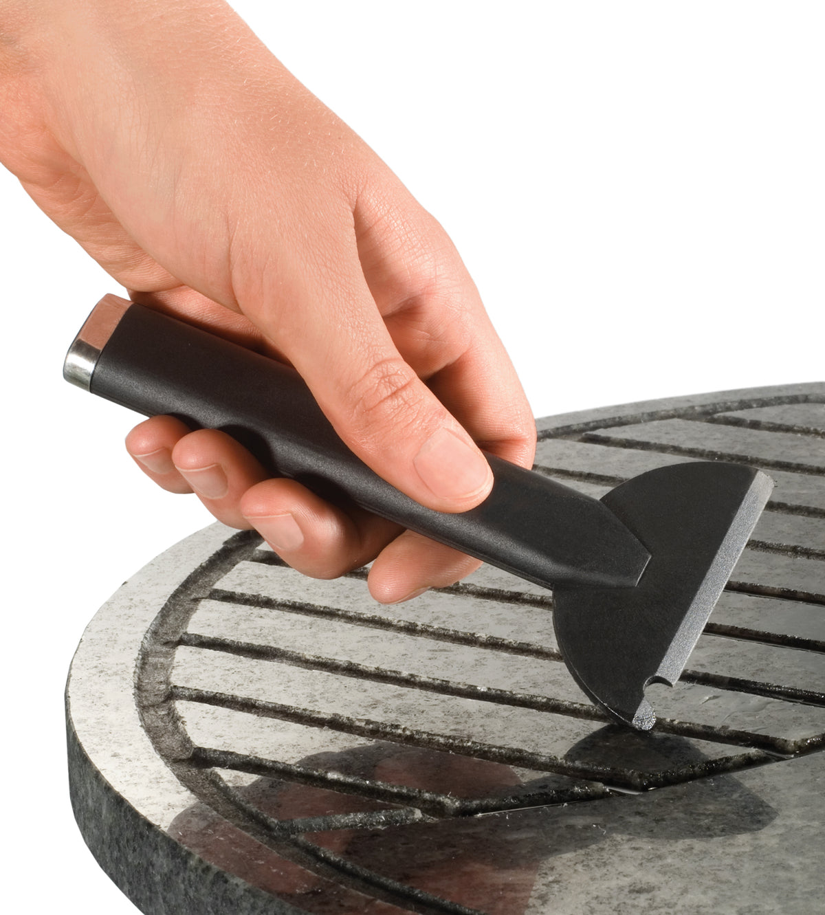 Eine Hand verwendet das Unold Raclette Multi 4 in 1 inklusive Raclette Buch zum Reinigen der Metallroste eines Rundgrills.
