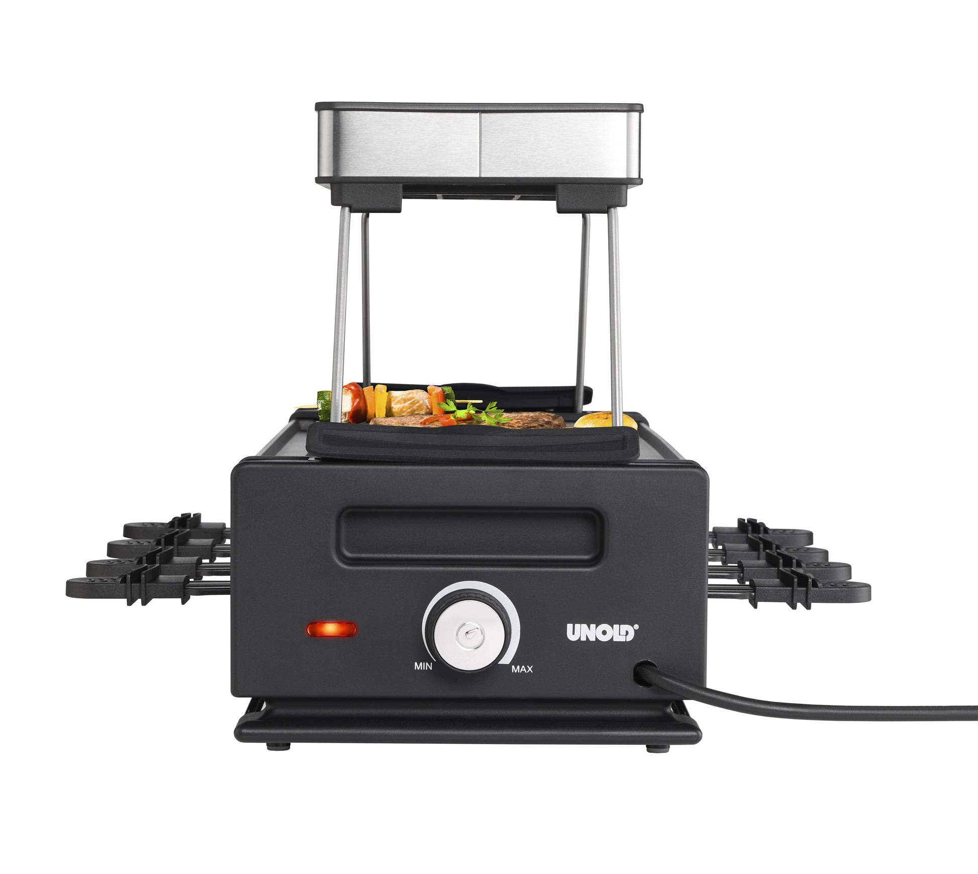 Vorderansicht des Unold Raclette Smokeless inklusive Raclette Buch, einem schwarzen Raclette-Grill mit silberner Oberseite, Grillspießen und Grillgut darüber, verlängerten Seitenablagen sowie einem Leistungsregler und einer Kontrollleuchte auf der Vorderseite.