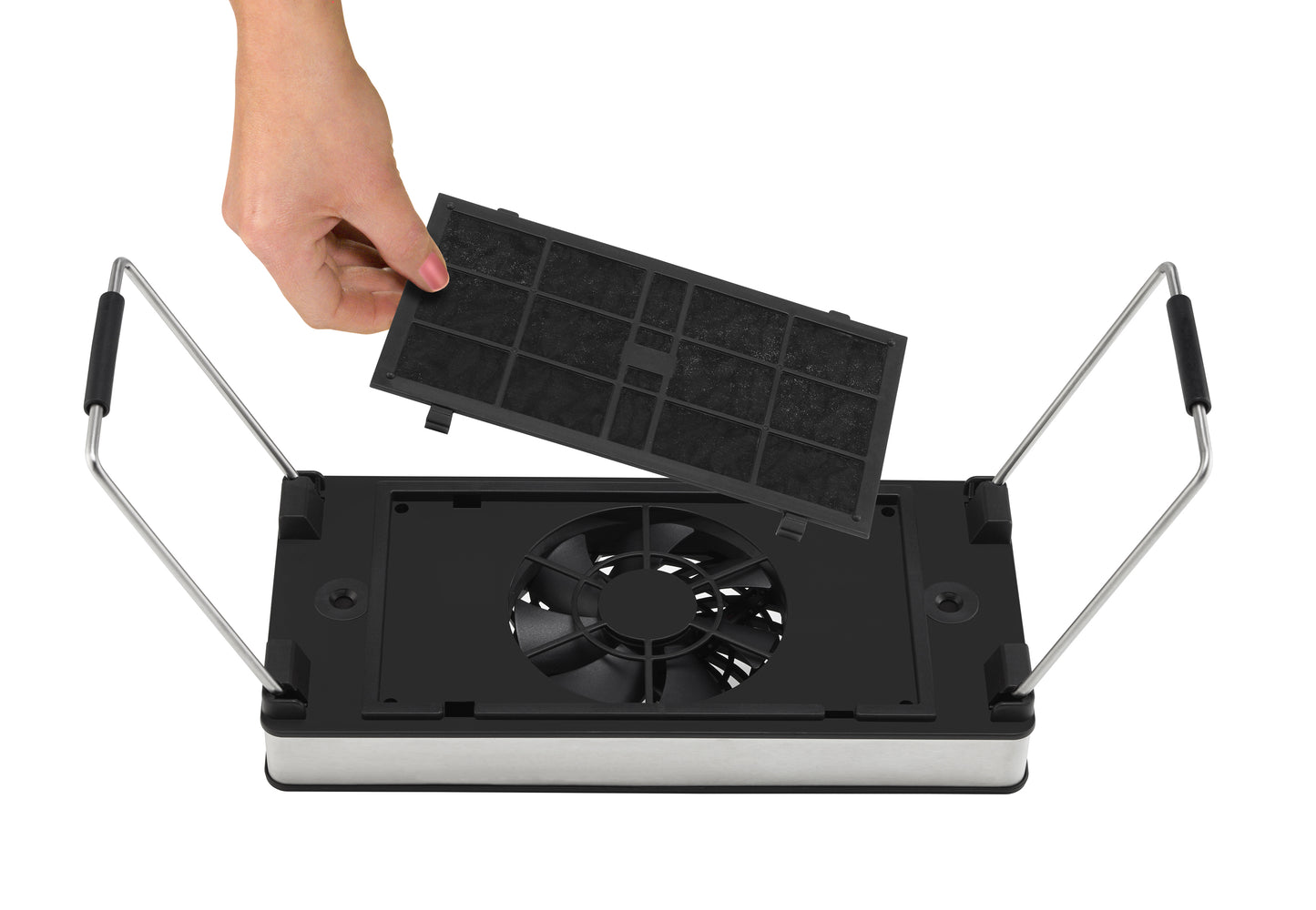 Eine Hand hebt einen rechteckigen schwarzen Filter aus dem Unold Raclette Smokeless inklusive Raclette Buch, das über einen sichtbaren Kühlventilator und zwei Metallgriffe auf jeder Seite verfügt.