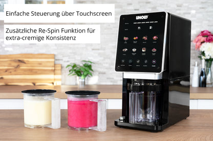 Die Eismaschine Cream Dream der Unold AG mit Touchscreen-Display steht auf der Küchentheke, davor zwei Behälter mit frisch zubereitetem rosa und gelbem Speiseeis. Ein deutscher Text stellt seine Funktionen vor.