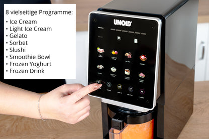 Jemand tippt auf den Touchscreen der Unold-Eismaschine „Cream Dream“, woraufhin die Auswahl an Desserts angezeigt wird. Links listet ein Textfeld acht Programme auf: Eiscreme, leichte Eiscreme, Gelato, Sorbet, Slushi, Smoothie-Bowl, Frozen Yoghurt und Frozen Drink.