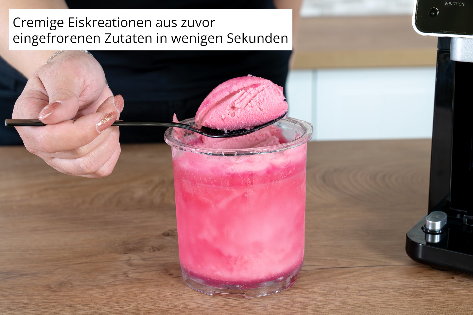 Eine Hand hält einen Löffel mit rosa Eis über einem Becher neben der Eismaschine Cream Dream von Unold AG. Schrift im Bild: Cremiges Eis aus gefrorenen Zutaten in Sekunden genießen.
