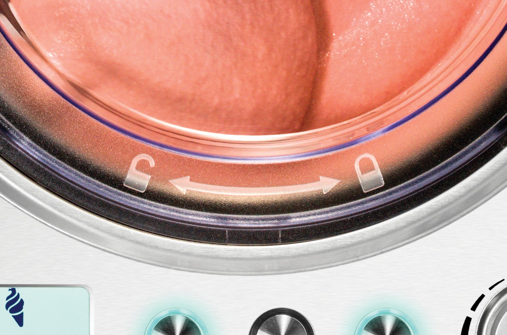 Eine Nahaufnahme der Tür der Unold Eismaschine Exklusiv 2 L mit einer gegen das Glas gedrückten Zunge und darunter angezeigten Verriegelungs-/Entriegelungssymbolen.
