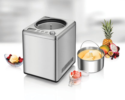 Die Unold Eismaschine Profi Plus inklusive Eisbuch 2,5 L steht neben einer Metallschüssel mit Eiscreme, umgeben von Früchten und Schüsseln mit Eiscreme, alles vor einem weißen Hintergrund.