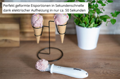 Zwei Waffeln mit rosa Kugeln stehen auf einem Ständer, davor der Beheizte Eisportionierer Carlo von Unold – ein elektrischer Eisportionierer. Genießen Sie schnelle, perfekt geformte Portionen in ca. 50 Sekunden.