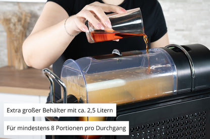 Eine Person gießt eine braune Flüssigkeit in den großen transparenten Tank der Unold Slush-Eismaschine Stella, der bereits mit orangefarbener Flüssigkeit gefüllt ist. Der deutsche Text weist darauf hin, dass das Fassungsvermögen von 2,5 Litern mindestens 8 Portionen pro Zyklus ergibt.