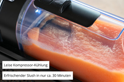 Nahaufnahme der Unold Slush-Eismaschine Stella, gefüllt mit orangefarbenem Slush. Deutscher Text auf dem Bild: "Leise Kompressor-Kühlung" und "Erfrischender Slush in nur ca. 30 Minuten.