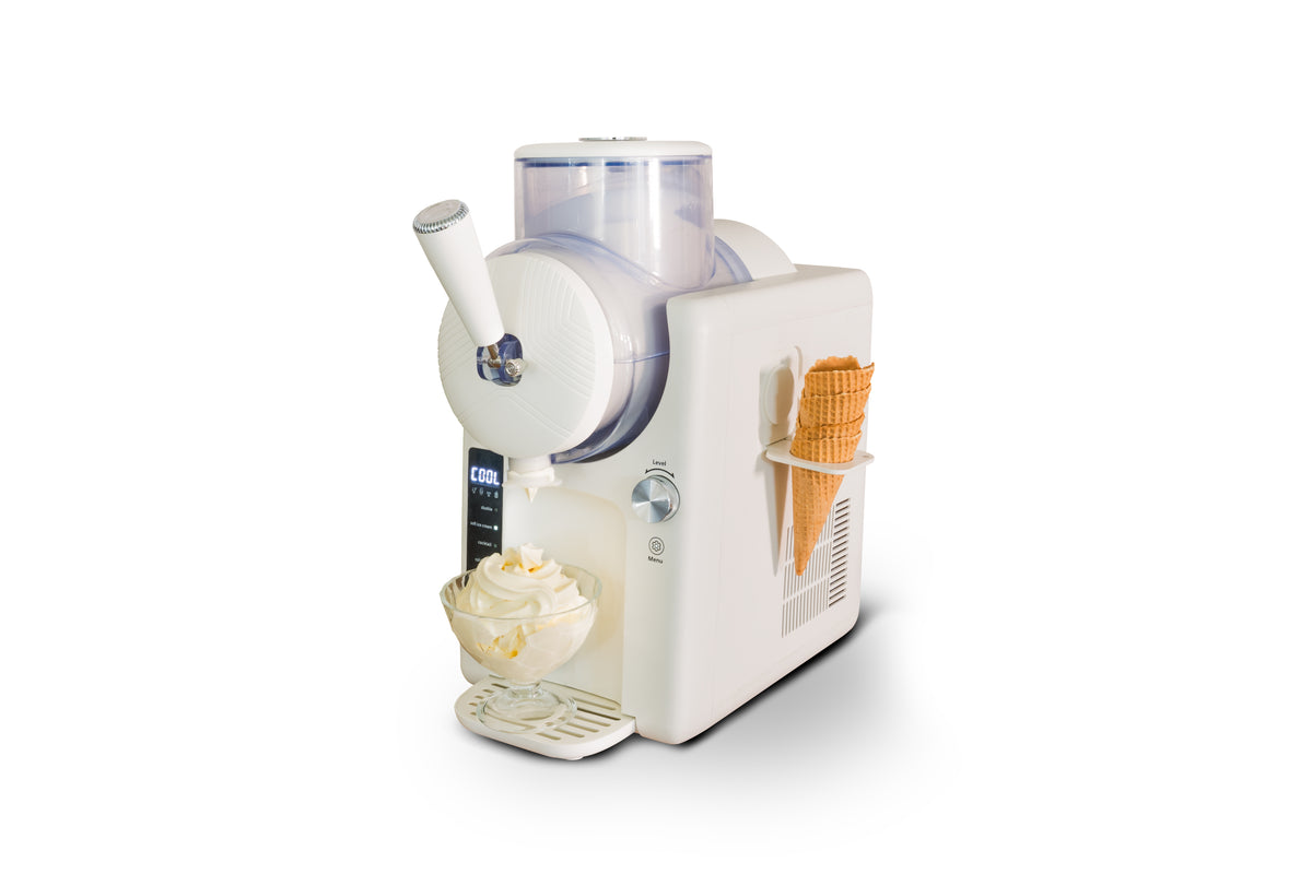 Die Unold 2in1 Slush- und Softeismaschine Sofie in Weiß besteht aus einem Waffeltütenhalter und einer Glasschale mit gewirbeltem Vanille-Softeis, die vor einem schlichten weißen Hintergrund abgebildet ist.