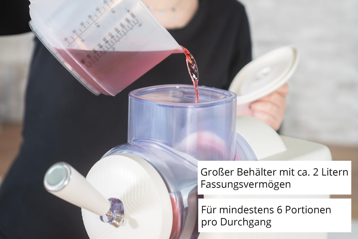 Eine Person gießt rote Flüssigkeit in den transparenten Behälter der Unold 2in1-Slush- und Softeismaschine Sofie. Deutscher Text: Großer Behälter mit ca. 2 Liter Fassungsvermögen. Für mindestens 6 Portionen pro Durchgang.
