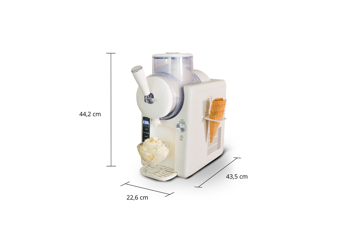 Eine weiße Eismaschine mit Waffelhalter und einer Schale Softeis davor. Maße: 44,2 cm hoch, 43,5 cm tief und 22,6 cm breit.