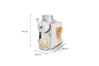 Eine weiße Eismaschine mit Waffelhalter und einer Schale Softeis davor. Maße: 44,2 cm hoch, 43,5 cm tief und 22,6 cm breit.