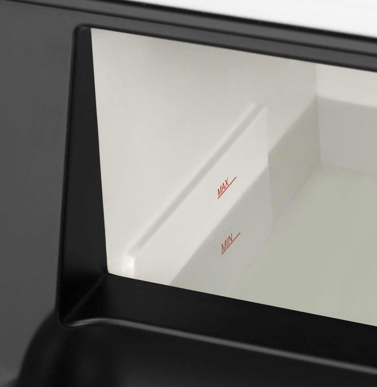 Nahaufnahme des Eiswürfelbereiters Edel von Unold mit transparentem Wasserbehälter. Zwei rote Linien mit den Beschriftungen „MAX“ und „MIN“ auf der weißen Innenwand zeigen den maximalen und minimalen Füllstand an.
