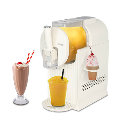 Die Unold Slusheismaschine Sofia ist eine weiße Maschine für gefrorene Getränke mit gelbem Slush im Inneren, der in einen klaren Becher mit schwarzem Strohhalm ausgegeben wird. Daneben gibt es einen Schokoladenmilchshake mit Schlagsahne und Kirsche und eine Vanilleeiswaffel mit Kirsche.