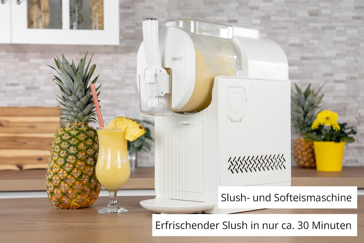 Die Unold Slusheismaschine Sofia, die auf einer Küchentheke steht, gibt gelben Slush in ein Glas mit Ananasgarnitur und frischen Ananas in der Nähe ab. Der deutsche Text hebt hervor, dass man Slush in etwa 30 Minuten herstellen kann.