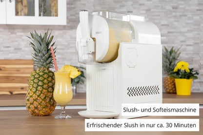 Die Unold Slusheismaschine Sofia, die auf einer Küchentheke steht, gibt gelben Slush in ein Glas mit Ananasgarnitur und frischen Ananas in der Nähe ab. Der deutsche Text hebt hervor, dass man Slush in etwa 30 Minuten herstellen kann.