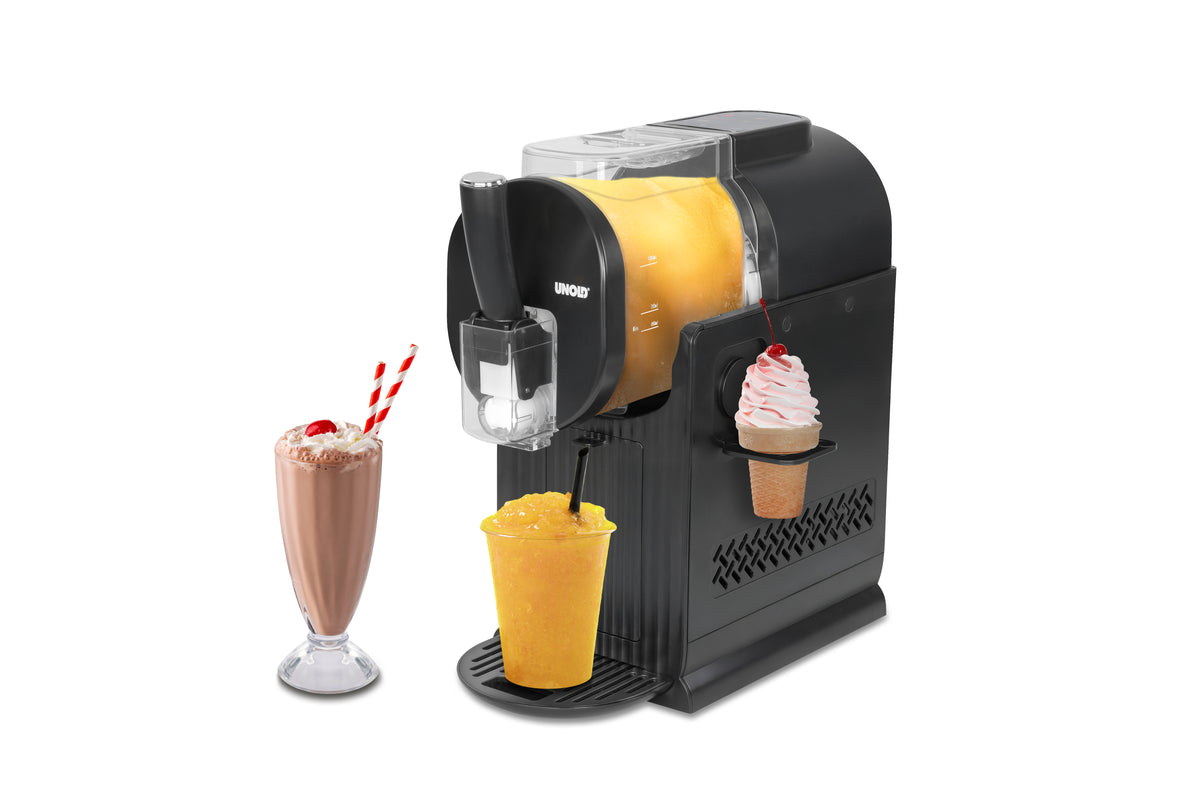 Eine schwarze Unold Slusheismaschine Sofia schüttet gelben Slushy in einen Becher mit Strohhalm. Daneben stehen ein Schokoladen-Milchshake mit Schlagsahne und Kirsche sowie eine Eistüte mit pinkfarbenem Wirbel.