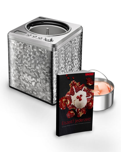 Die Unold Eismaschine Profi inklusive Eisbuch 2L ist eine silberne Eismaschine mit einer Außenseite im Mosaikstil, einer abnehmbaren 2-Liter-Metallschüssel gefüllt mit rosa Eiscreme und einem Rezeptbuch mit Eiscreme und Himbeeren auf dem Umschlag.