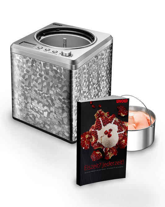 Die Unold Eismaschine Profi inklusive Eisbuch 2L ist eine silberne Eismaschine mit einer Außenseite im Mosaikstil, einer abnehmbaren 2-Liter-Metallschüssel gefüllt mit rosa Eiscreme und einem Rezeptbuch mit Eiscreme und Himbeeren auf dem Umschlag.