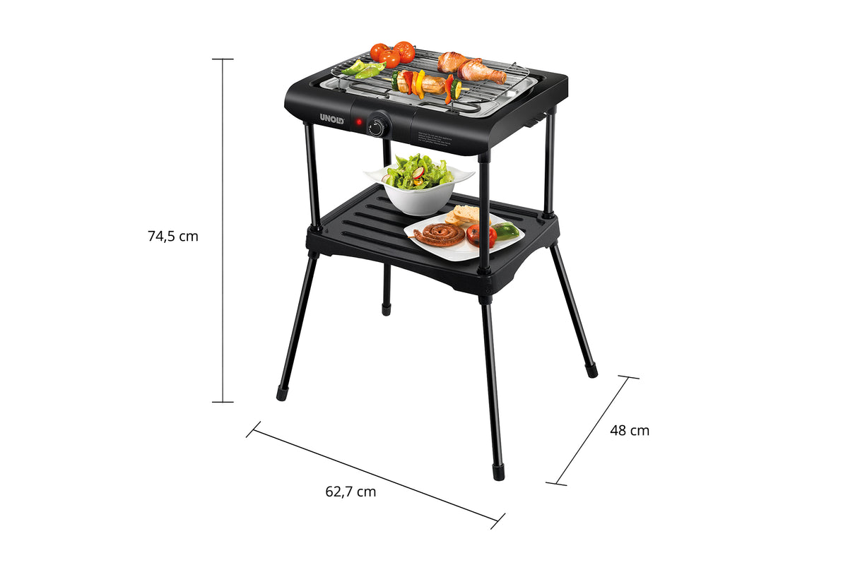 Ein schwarzer Elektrogrill mit Grillgut auf der Oberseite und einem Teller mit Salat und Fleisch auf der unteren Ablage. Die Grillmaße betragen 74,5 cm Höhe, 62,7 cm Breite und 48 cm Tiefe.