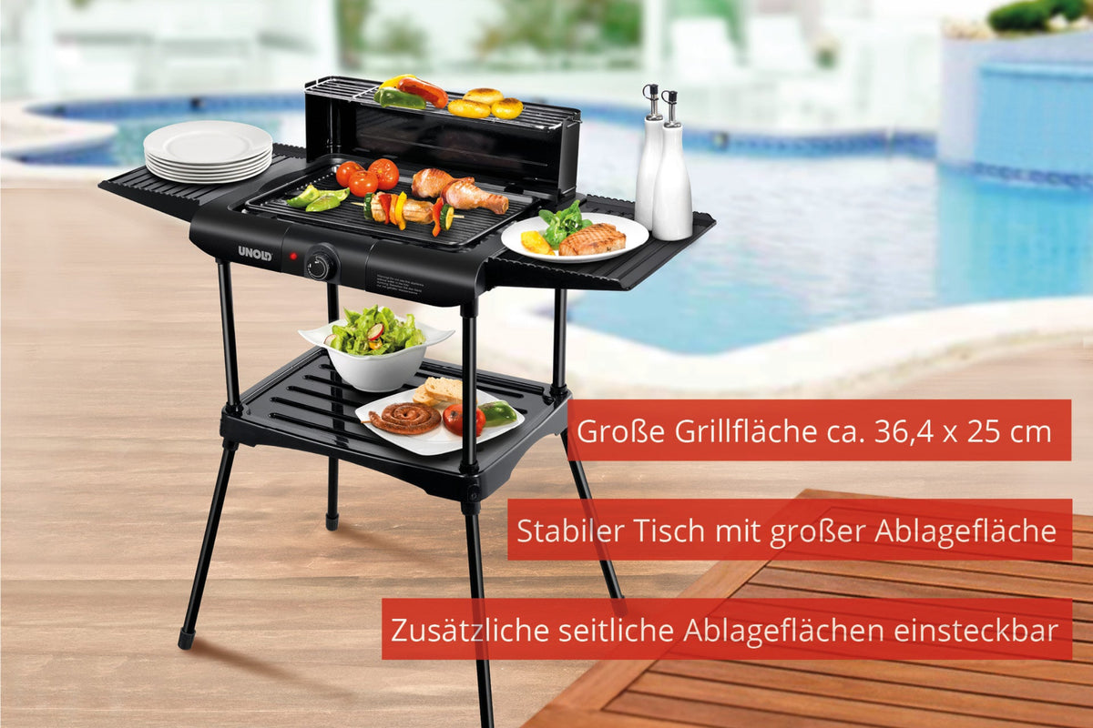 Der Unold 58565 Barbecue-Grill Vario von Unold, abgebildet in Schwarz, mit Gemüse, Würstchen und Steaks. Teller, Gewürze und Utensilien finden auf großen Seitenablagen Platz. Grillgröße und Ausstattung sind in roter Schrift hervorgehoben.