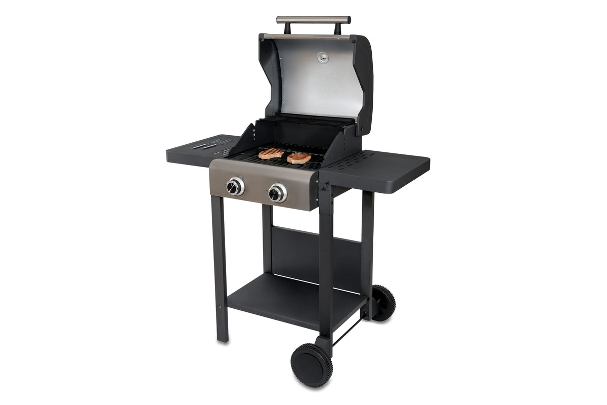 Der Unold Barbecue Grill-Wagen Buddy ist ein schwarzer Gasgrill mit zwei Brennern, einem offenen Deckel und drei Burger-Patties auf dem Rost. Er verfügt über zwei Bedienknöpfe, eine Seitenablage, eine Bodenablage und zwei Räder für die Mobilität.
