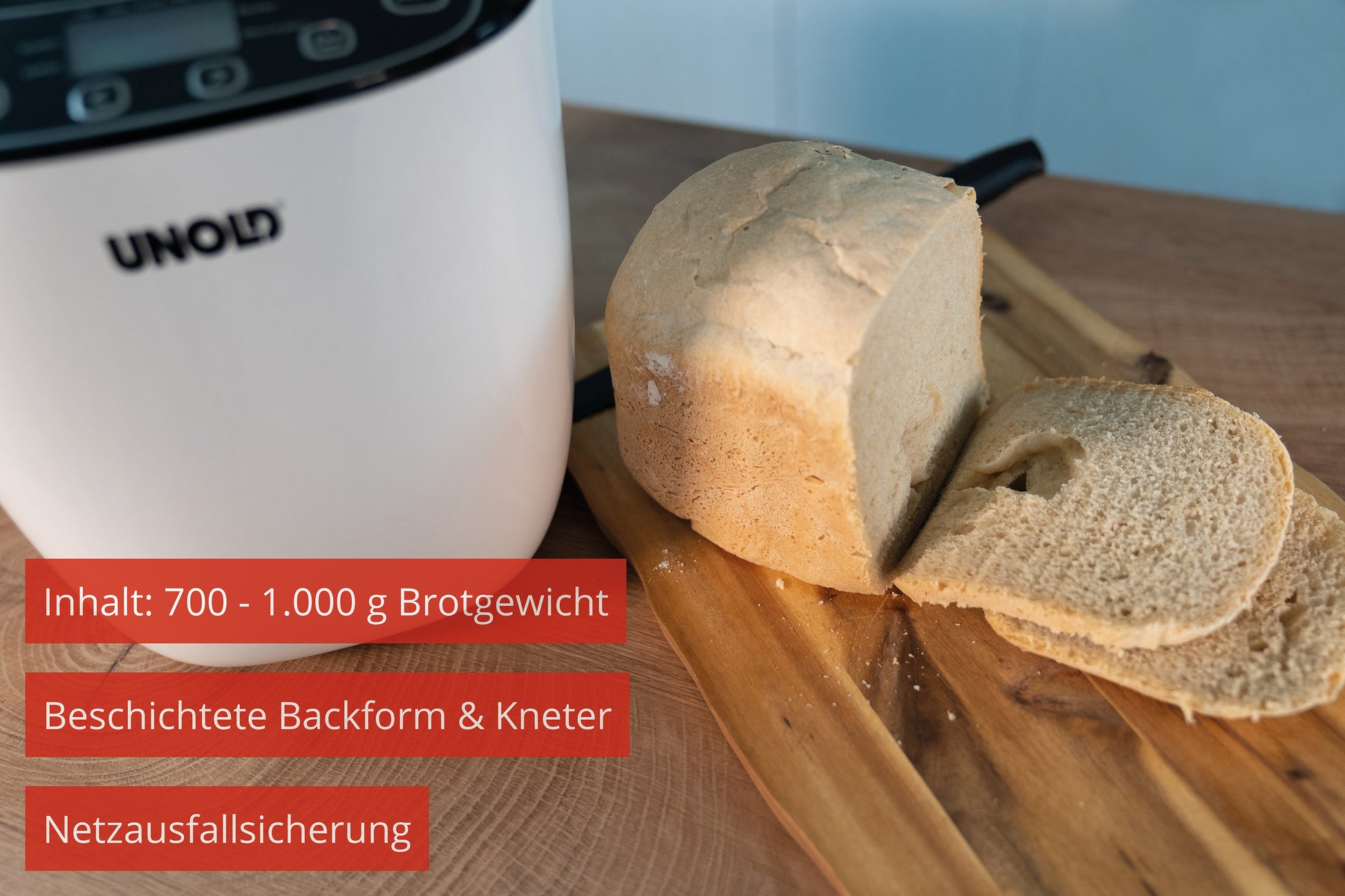 Ein geschnittener Laib Brot liegt auf einem Holzschneidebrett neben einem Brotbackautomaten Unold 68010 Backmeister® Design. Der deutsche Text hebt die Funktionen hervor: Laibkapazität, beschichtete Backform mit Kneter und Stromausfallschutz.