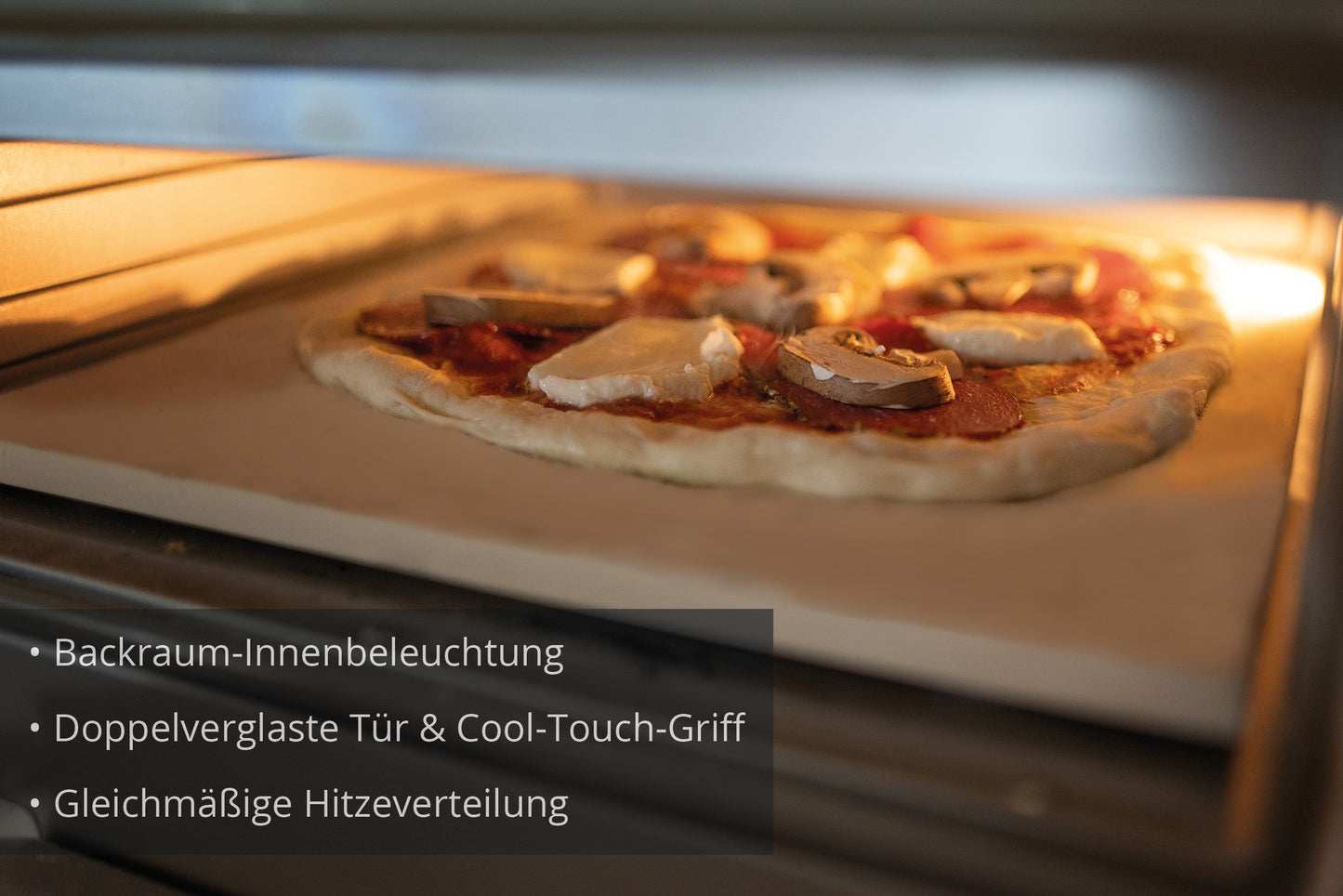 Der Unold Pizzaofen Alfredo backt Käse- und Pilzpizza auf einem Stein. Eingelegter deutscher Text hebt die Innenbeleuchtung, die doppelt verglaste Tür mit Cool-Touch-Griff und die gleichmäßige Wärmeverteilung hervor.