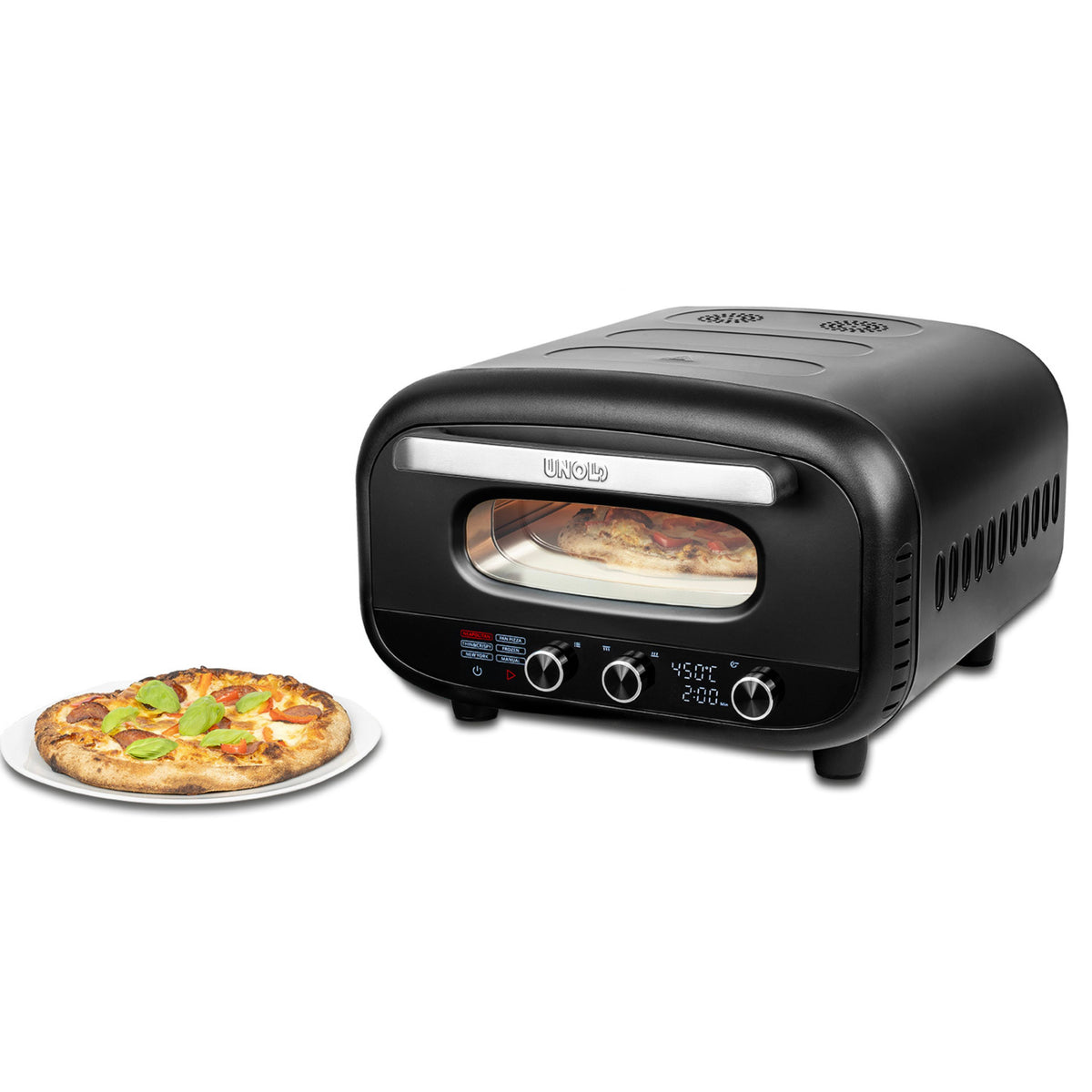 Der Unold Pizzaofen Don Alfredo mit schwarzer Oberfläche, Glasfenster, drei Drehknöpfen und Digitalanzeige steht neben einem Teller mit einer gebackenen Basilikum-Pizza.