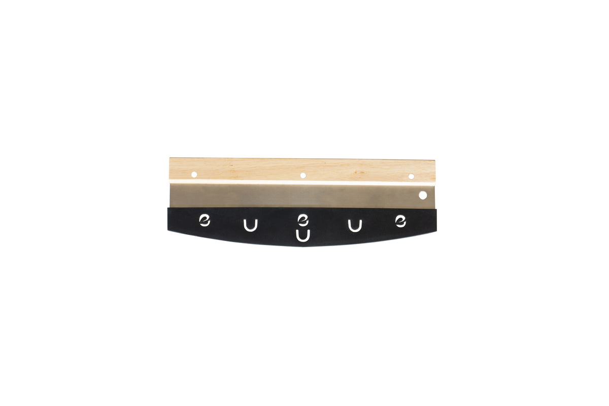 Der Unold Profi Pizzaschneider hat horizontale Streifen aus Holz, Metall und Schwarz mit Löchern in den Holz- und Metallteilen sowie Kleinbuchstaben e, u, e, u, e auf dem schwarzen Streifen.
