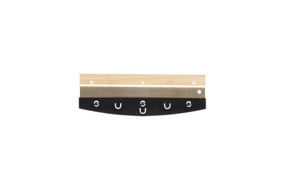 Der Unold Profi Pizzaschneider hat horizontale Streifen aus Holz, Metall und Schwarz mit Löchern in den Holz- und Metallteilen sowie Kleinbuchstaben e, u, e, u, e auf dem schwarzen Streifen.