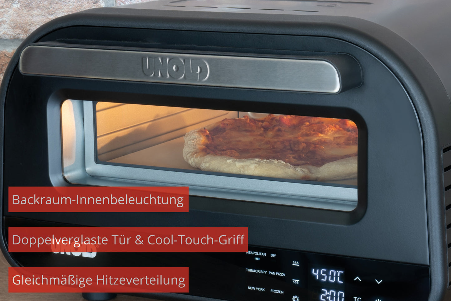 Im Unold Pizzaofen Don Luigi mit Glastür backt eine Pizza. Deutsche Texteinlagen heben die Innenbeleuchtung, die doppelverglaste Tür mit Cool-Touch-Griff und die gleichmäßige Wärmeverteilung hervor.