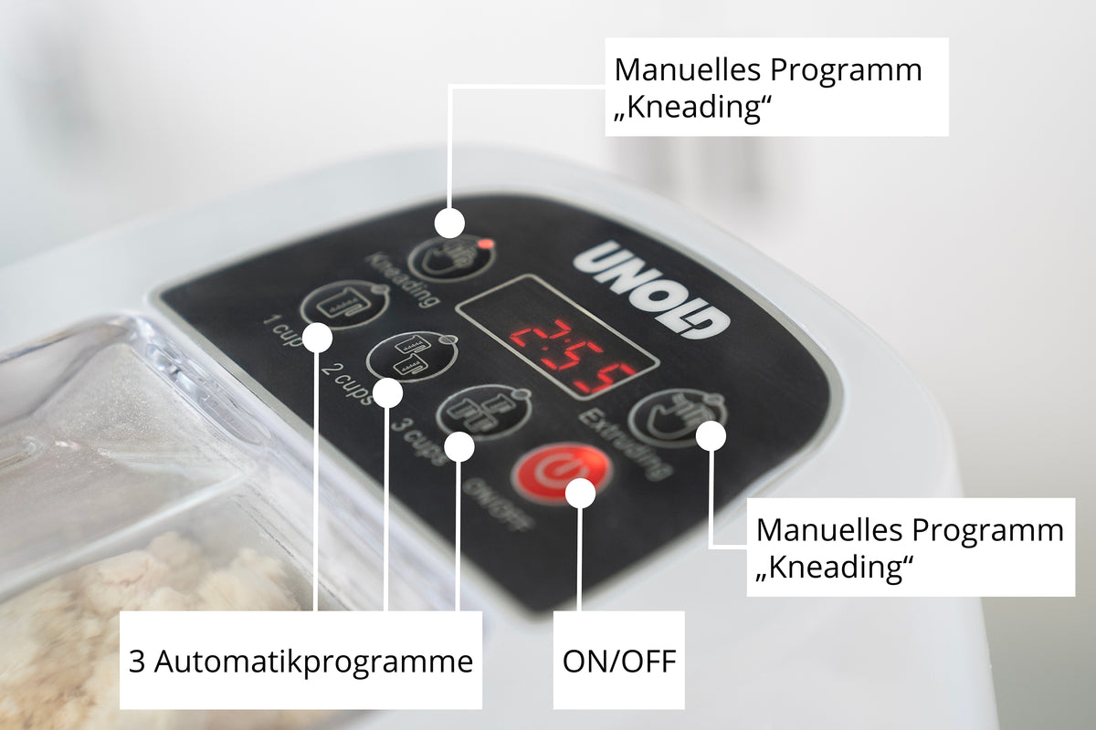 Nahaufnahme des Bedienfelds der Nudelmaschine Nora von Unold mit Tasten für 3 Automatikprogramme, EIN/AUS und manuelles Knetenprogramm sowie einer LED-Anzeige mit 2:55.