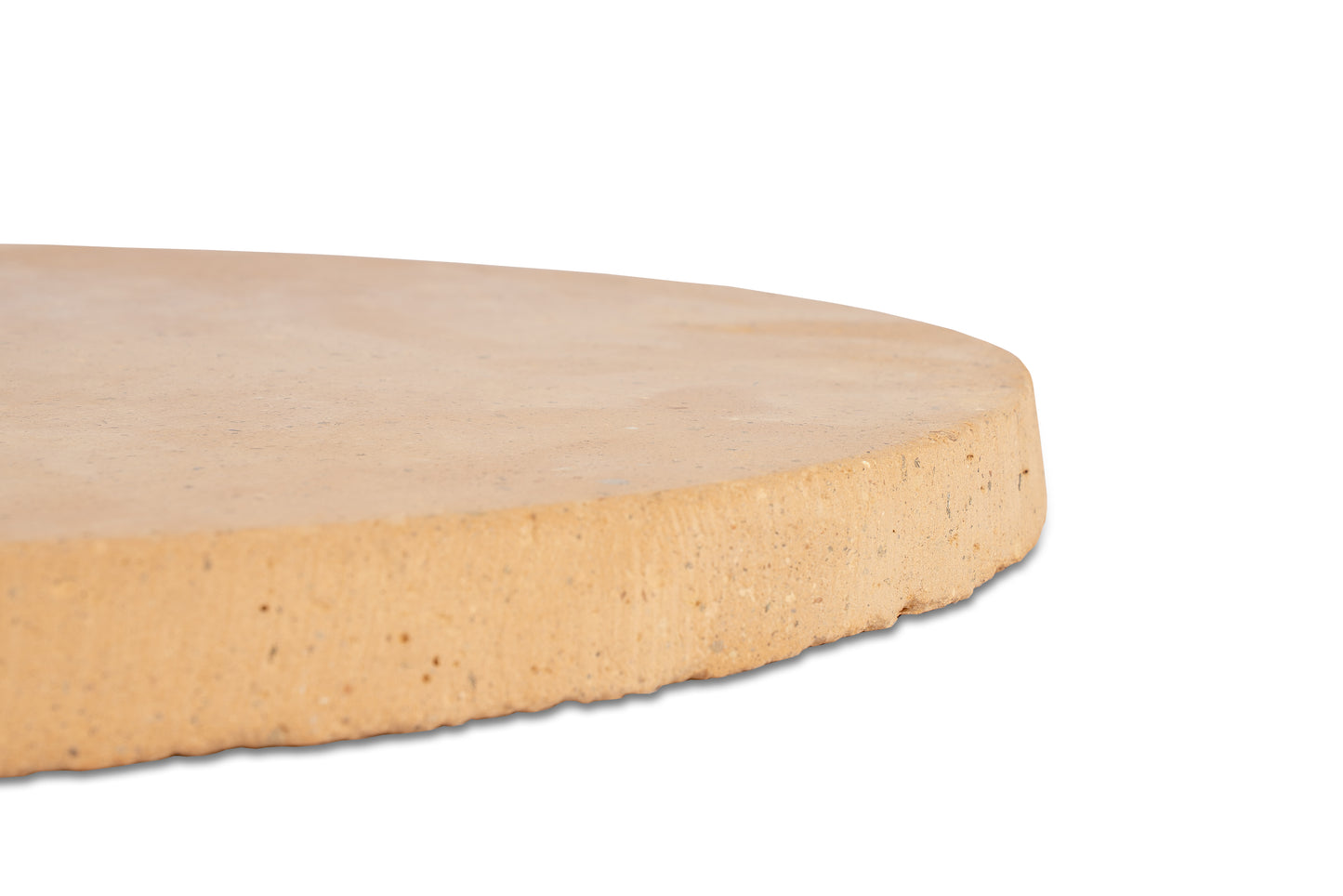 Eine Nahaufnahme des Randes des „Biscotto Pizzastein Rund für Pizzaofen Enzo 68916“ von Unold AG, eines runden, beigen Pizzasteins, vor weißem Hintergrund.