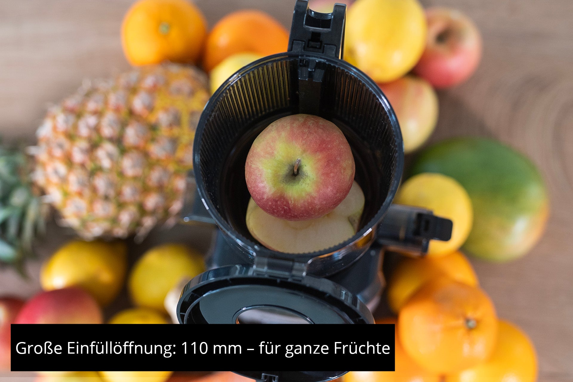 Der Unold Slow Juicer Sam verfügt über eine große 110-mm-Einfüllöffnung, in die ganze Früchte wie Äpfel sowie Ananas und Orangen passen. Text: Große Einfüllöffnung: 110 mm – für ganze Früchte.