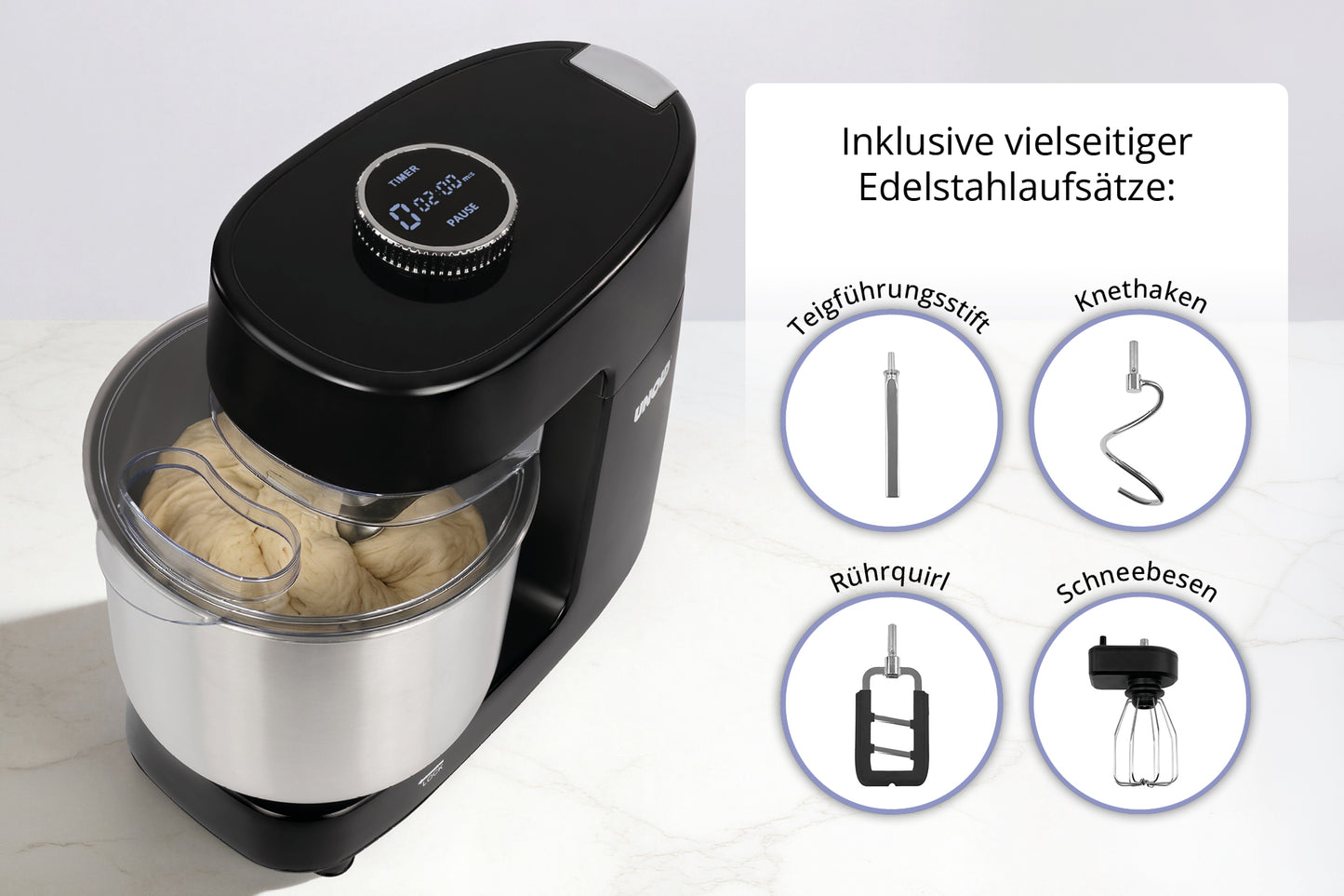 Die Unold Spiralknetmaschine Spirella, eine schwarze Küchenmaschine, knetet Teig in einer Edelstahlschüssel. Zu sehen sind vier beschriftete Edelstahl-Aufsätze: Führungsstift, Knethaken, Rührbesen und Rührarm. Auf dem Bild ist deutscher Text zu sehen.